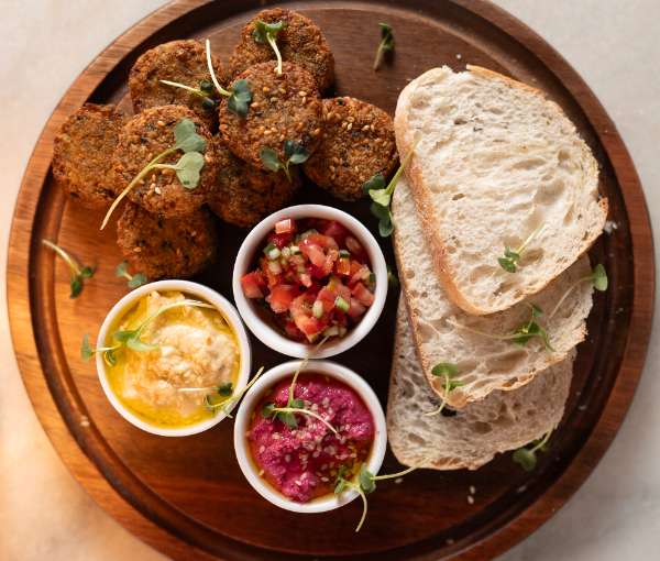 Falafel, homus e salada