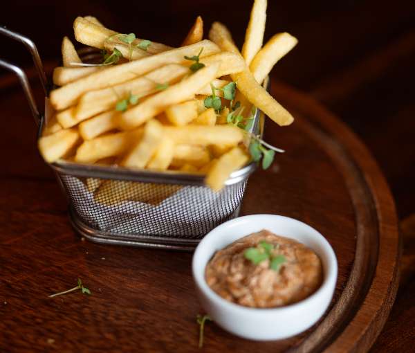 Batata Frita com molho de Pasta de Amendoim